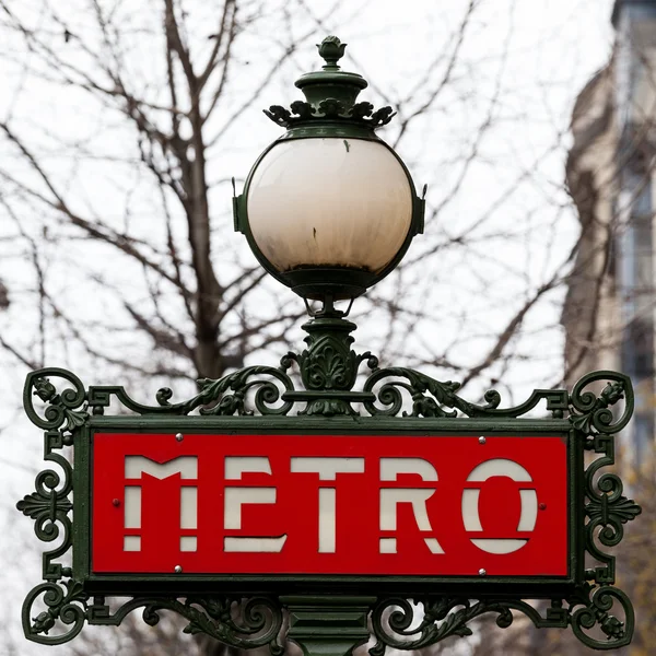 Typiska Metropolitain tecken i Paris Royaltyfria Stockfoton