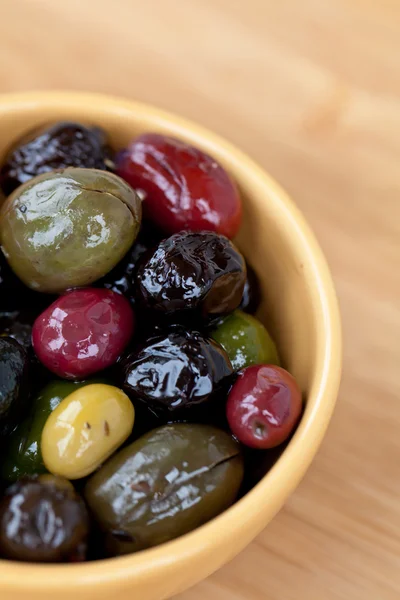 Смешанные оливки — стоковое фото