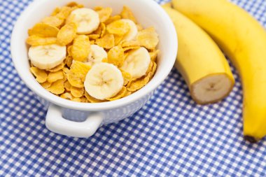 Mısır gevreği muz ile