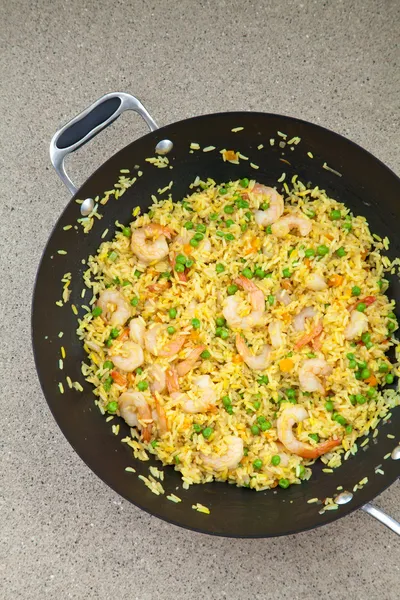 Hacer arroz frito con camarones — Foto de Stock