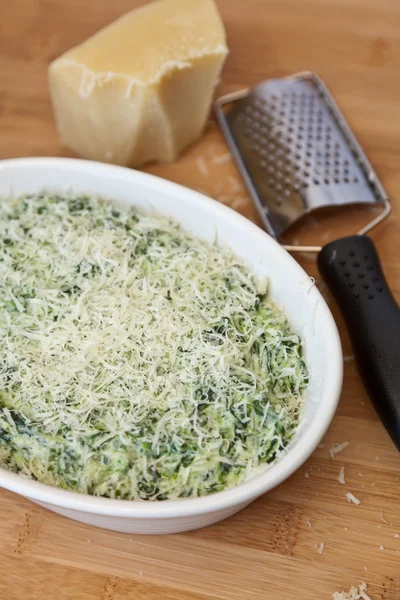 Maken van hot spinazie dip — Stockfoto