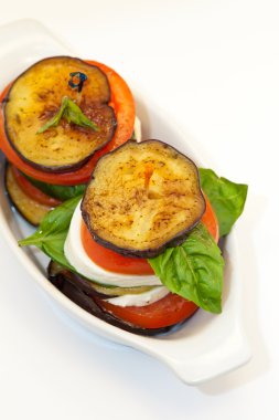 Patlıcan mozzarella yığınları