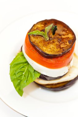 mozzarella peyniri, domates ve fesleğen ile patlıcan