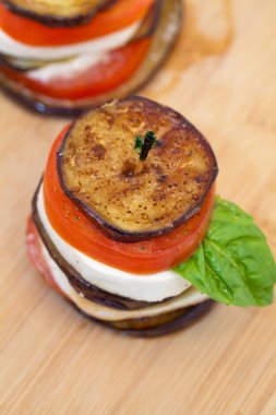 Patlıcan mozzarella yığınları