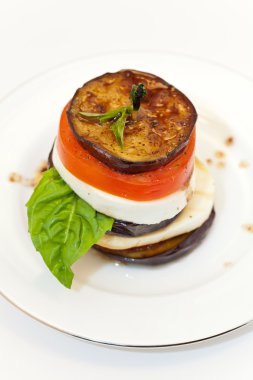 Patlıcan mozzarella yığınları