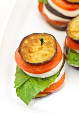 Patlıcan mozzarella yığınları