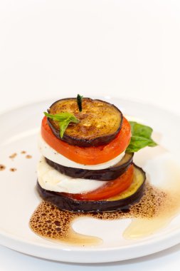 Patlıcan mozzarella yığınları