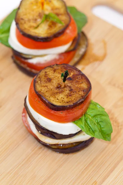 Eggplant with mozzarella cheese, tomatoes and basil — Stock Photo, Image