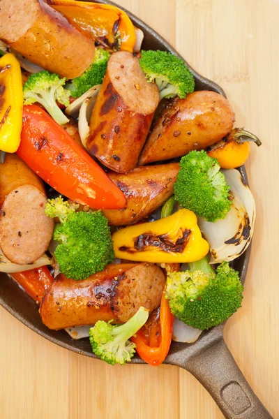 Kiełbasy i warzywa z grilla — Zdjęcie stockowe