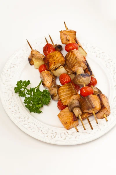 Kebab de salmão com tomate e cogumelos — Fotografia de Stock