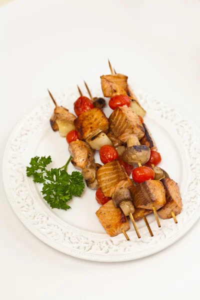 Kebab de salmão com tomate e cogumelos — Fotografia de Stock