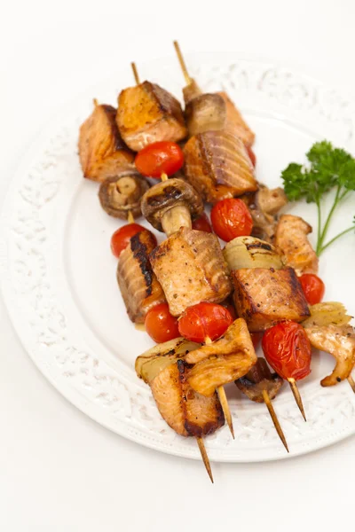 Kebab de salmão com tomate e cogumelos — Fotografia de Stock