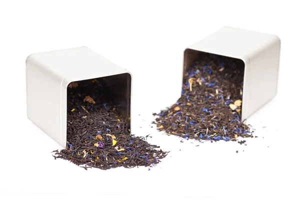 Du thé renversé dans une boîte à thé — Photo