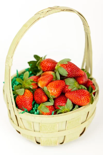 Świeże truskawki w koszyku — Zdjęcie stockowe