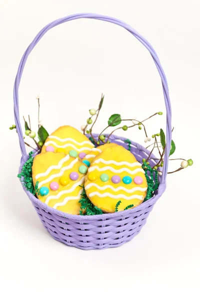 Biscuits de Pâques dans un panier — Photo