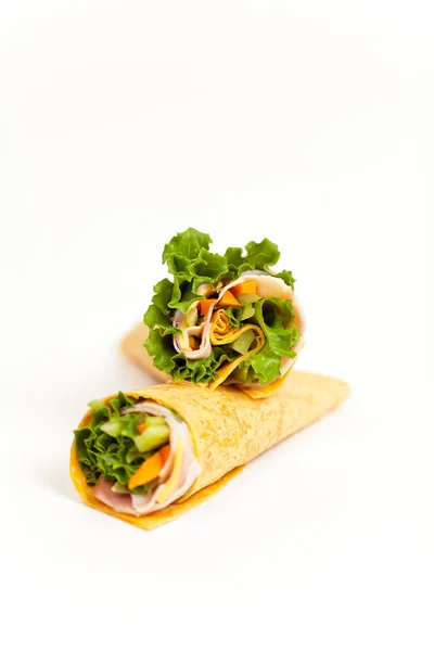 Deli tortilla wrap in tweeën gesneden — Stockfoto