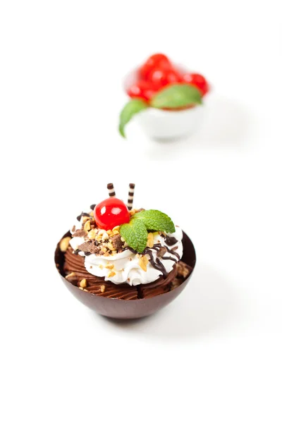 Dessert. Chocolate cup with cherry — Stock Photo, Image