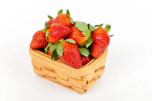 Erdbeeren im Korb — Stockfoto