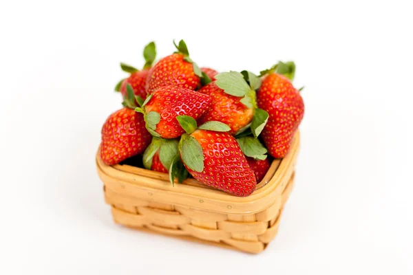 Erdbeeren im Korb — Stockfoto