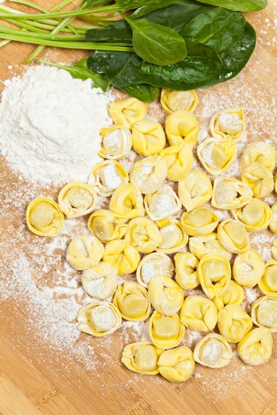 Tortelliniφθινόπωρο φύλλωμα στο φόντο του ουρανού — Fotografia de Stock