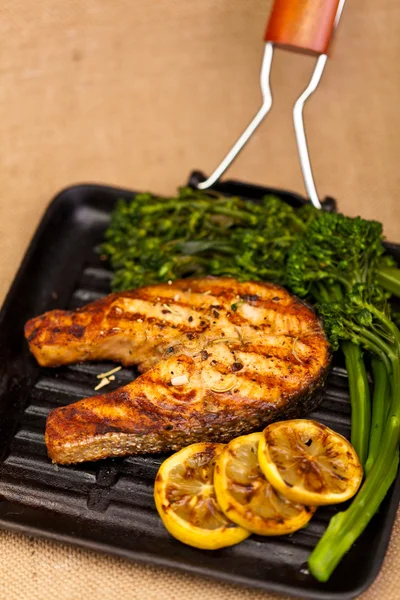 Salmon steak with broccolini — Stock Photo, Image
