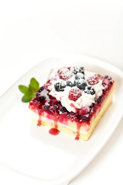 Свежий торт с ягодами — стоковое фото