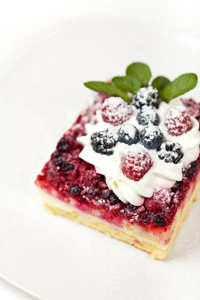 Verse cake met berry — Stockfoto