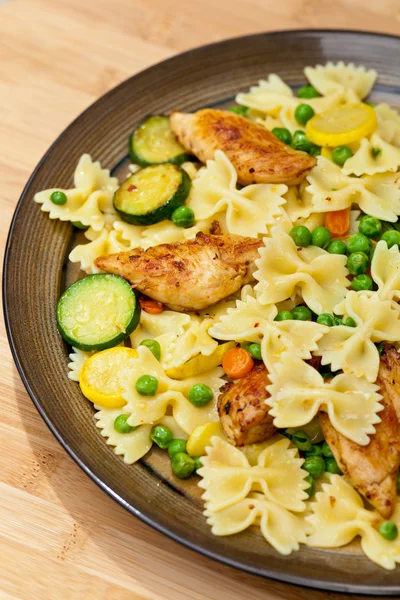 Pasta con zucchine fritte e pollo — Foto Stock