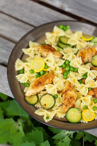 Pasta con zucchine fritte e pollo — Foto Stock