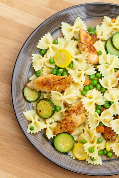 Pasta con zucchine fritte e pollo — Foto Stock