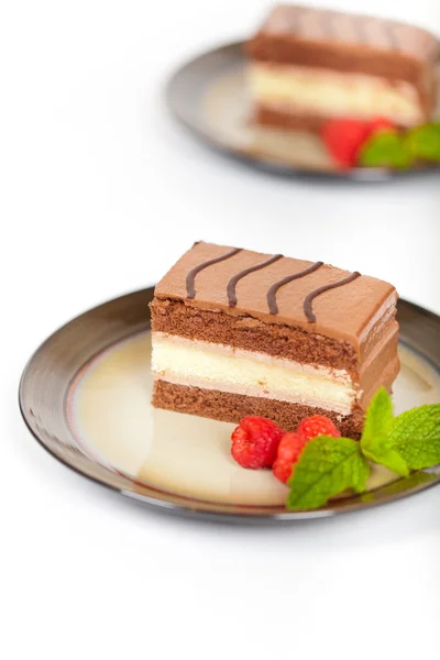 Trzy warstwy czekoladowe ciasto — Zdjęcie stockowe