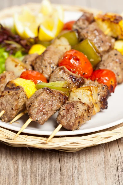 Kebab con peperoni, pomodoro e cipolla — Foto Stock
