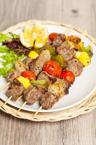 Kebab met pepers, tomaten en uien — Stockfoto