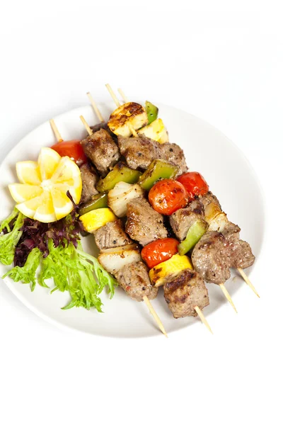 Kebabs com pimentas, tomate e cebola — Fotografia de Stock