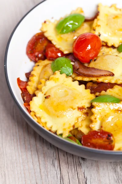 Ravioli with ricotta, tomatoes and basil — Stock Photo, Image