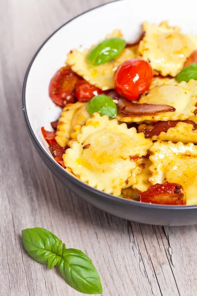 Ravioly s ricottou, rajčaty a bazalkou — Stock fotografie