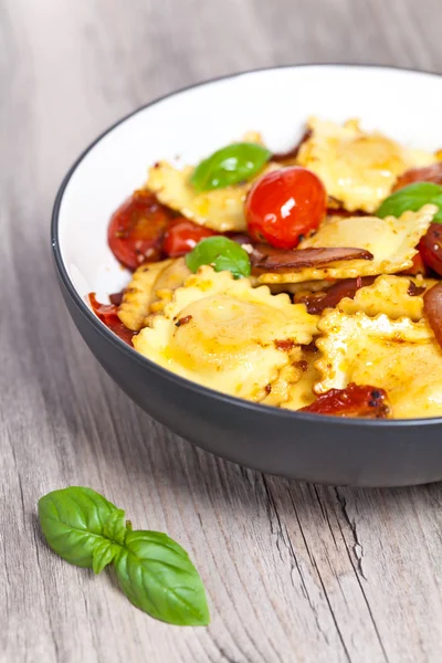 Ravioli with ricotta, tomatoes and basil — Stock Photo, Image