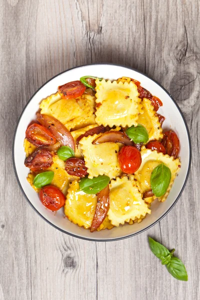 Ravioly s ricottou, rajčaty a bazalkou — Stock fotografie