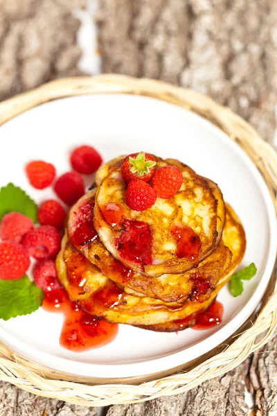 Pancakes with raspberries — Stock Photo, Image