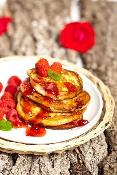 Pancakes with raspberries — Stock Photo, Image