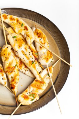 Tavuk eti şiş üzerinde