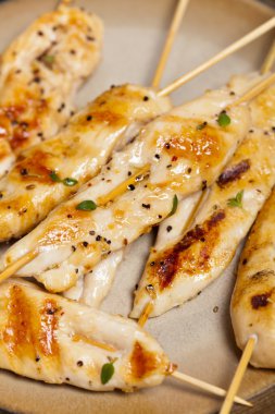 Tavuk eti şiş üzerinde