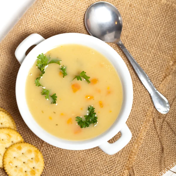 Суп со свежим картофельным кремом — стоковое фото