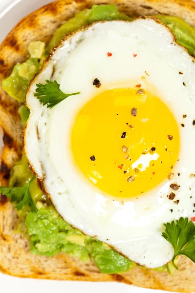 Avokado rostat bröd med stekt ägg — Stockfoto