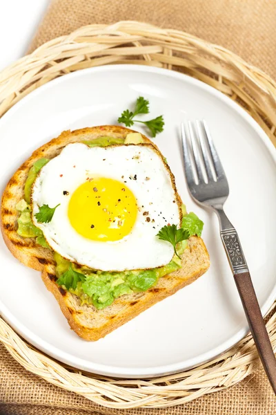 牛油果烤面包、 煎鸡蛋 — 图库照片