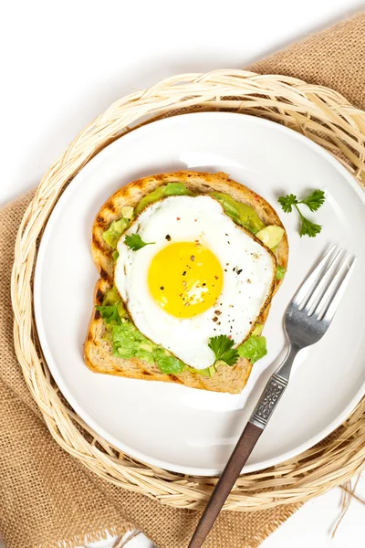 Toast all'avocado con uovo fritto — Foto Stock