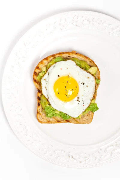 Avokado rostat bröd med stekt ägg — Stockfoto