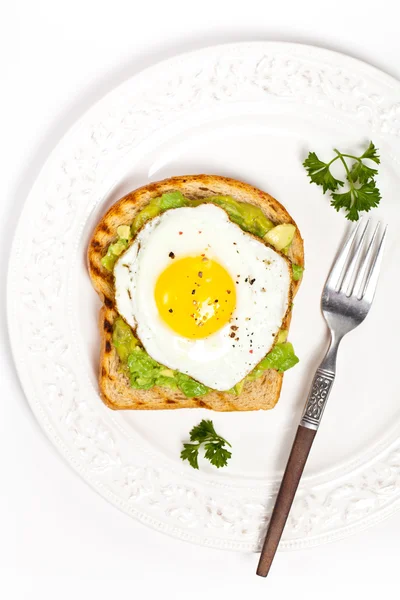 Toast all'avocado con uovo fritto — Foto Stock