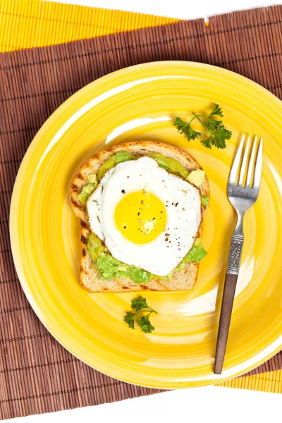 Avokado rostat bröd med stekt ägg — Stockfoto