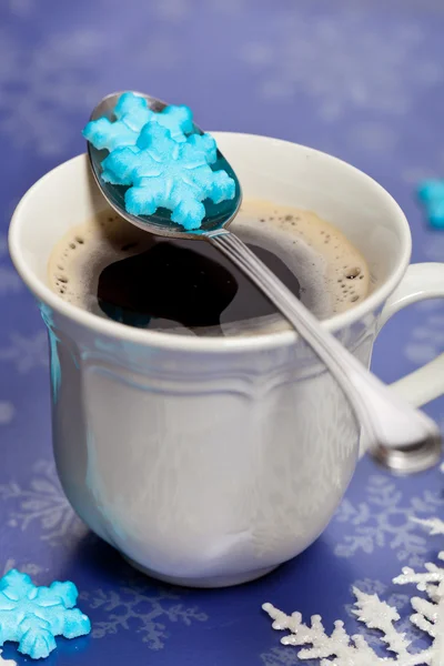 Café con copos de nieve en forma de azúcar —  Fotos de Stock